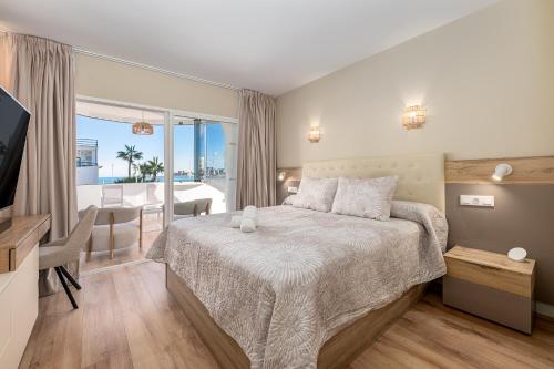 Apartamento vacacional en Puerto Marina con Vistas al Mar y Rooftop Pool Solarium