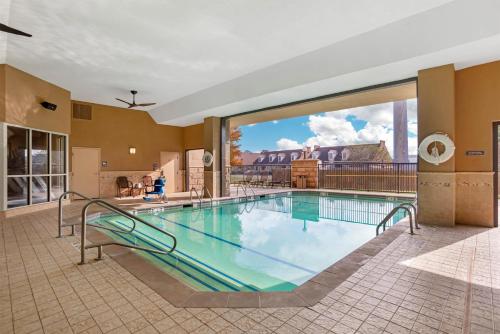 a large swimming pool with a mural of a building at Drury Inn & Suites Baton Rouge in Baton Rouge