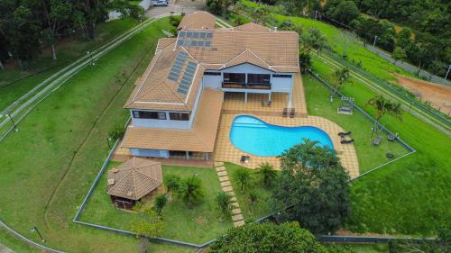 an overhead view of a house with a swimming pool at Pousada Costa Rielli in Águas de Lindoia