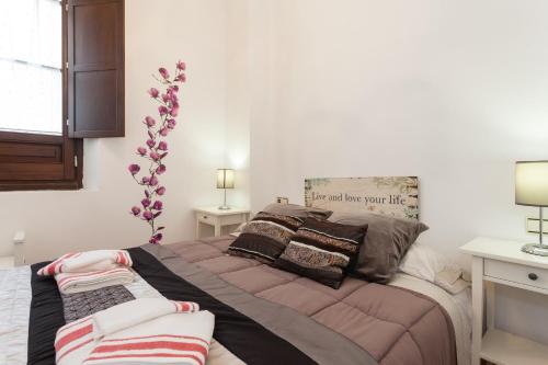 ein Schlafzimmer mit einem großen Bett mit Decken und Kissen in der Unterkunft Casa ALEGRIA by Cadiz4Rentals in Cádiz