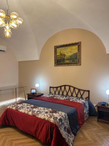 une chambre avec un lit et un tableau au mur dans l'établissement Sicily home, à Ribera