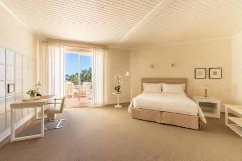 a bedroom with a bed and a desk and a window at Locanda Punta Del Este in Punta del Este