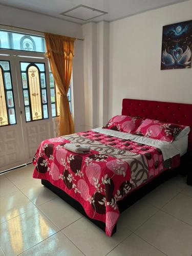 a bedroom with a bed with a red bedspread at Hotel Paris Mirador in Garzón