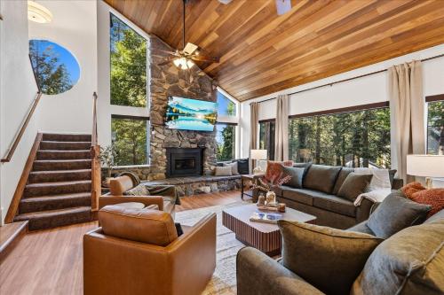 a living room with couches and a fireplace at Yosemite Spirit in Yosemite West