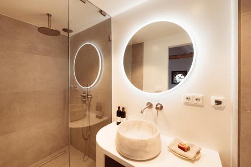 a bathroom with a sink and a mirror at De Rheezer Kamer in Hardenberg