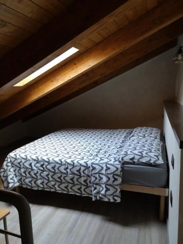 a small bed in a room with a loft at Bed and relax in Serre