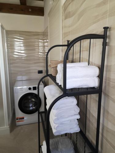 a towel rack in a bathroom with a washing machine at Bed and relax in Serre