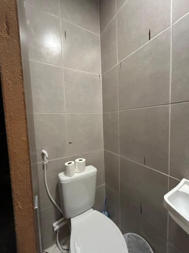 a bathroom with a toilet and a sink at Suíte Sete Colinas in Garanhuns