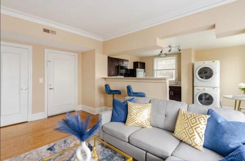 a living room with a couch and a kitchen at The Cozy Luxe Retreat, Central West End in Saint Louis