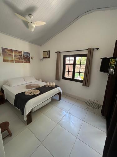 a bedroom with a bed and a window at Verde Mar Ilha Grande in Abraão