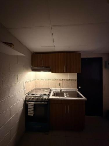 una cucina con fornelli e lavello di El Pibe 
