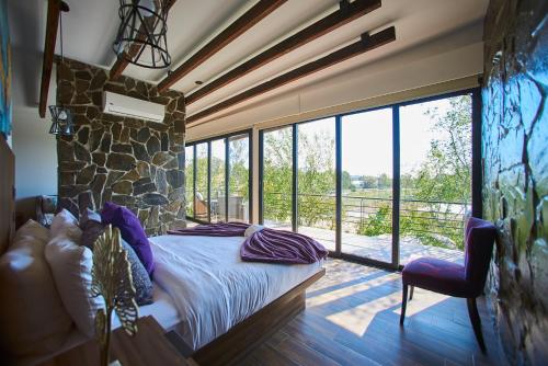 ein Schlafzimmer mit einem Bett und einem großen Fenster in der Unterkunft Oasis 444 in San Marcos