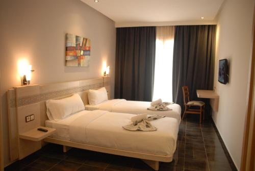 Tempat tidur dalam kamar di Hotel A44