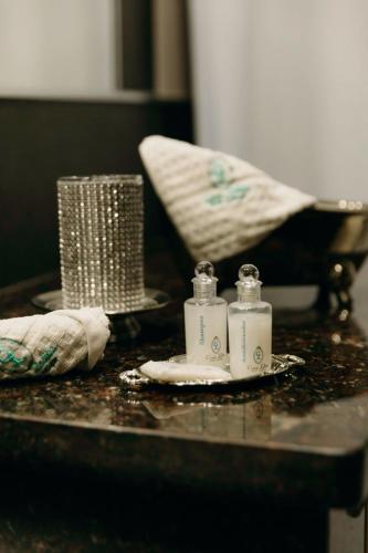 a counter with two bottles ofodorizers on a plate at Casa Lolita Hotel-Boutique in Portoviejo