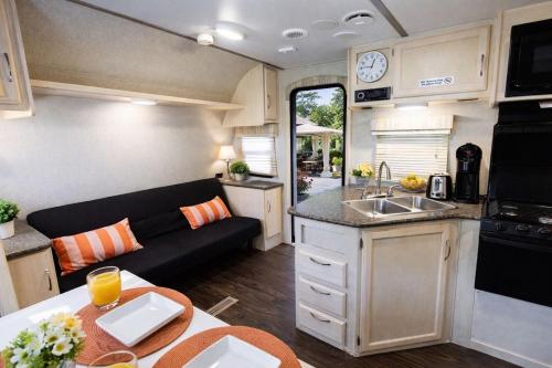 a kitchen and living room of a caravan at Sun RV in Trailer park in Naples