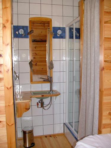 une salle de bain avec un lavabo et un miroir dans l'établissement studio MONT LOUIS, à La Cabanasse