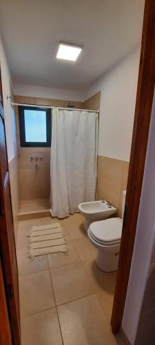 a bathroom with a toilet and a shower at Casa de Campo Roca - Exclusivo para Parejas in Villa Cura Brochero