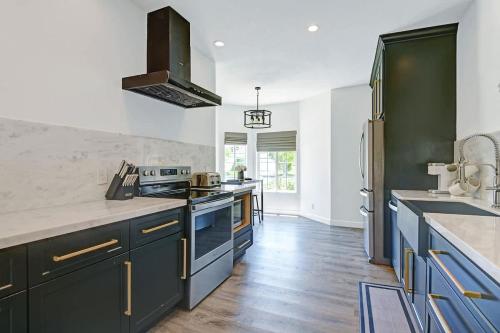 a kitchen with black and white counters and appliances at DL882 - Desert Falls Poolside Escape - Alice Lodging in Palm Desert