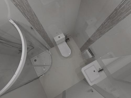 a bathroom with a toilet and a mirror at Apartamento Los Flamencos in El Cabo de Gata