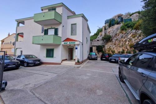 Apartments with parking space Makarska - 25063