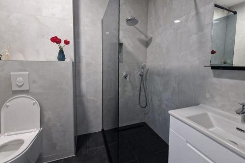 Apartments with parking space Makarska - 25063