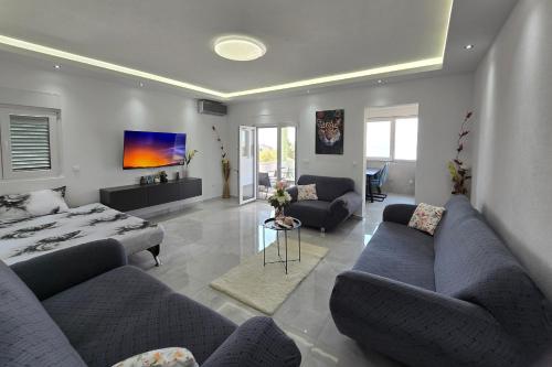 Apartments with parking space Makarska - 25063