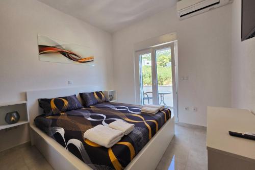 Apartments with parking space Makarska - 25063