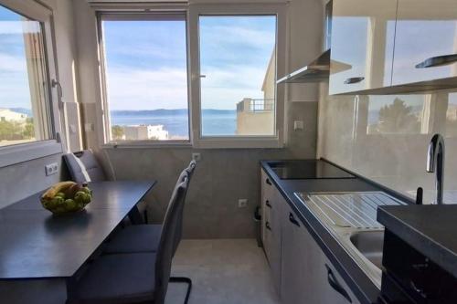 Apartments with parking space Makarska - 25063