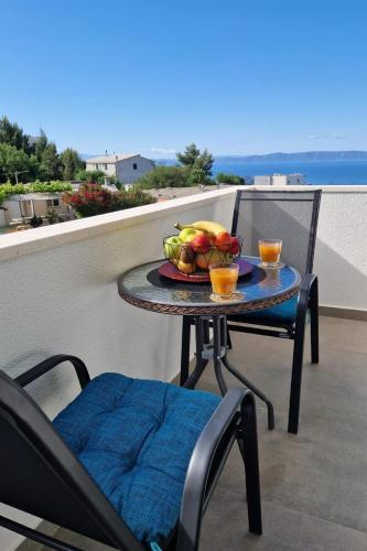 Apartments with parking space Makarska - 25063