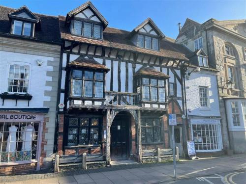 an old building on the corner of a street at Little George, Henley-in-Arden Luxury Apartment with Private Parking in Henley in Arden