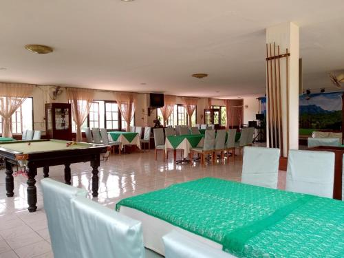 a dining room with a ping pong table and chairs at สายชลวิว ริเวอร์แคว in Ban Wang Yen