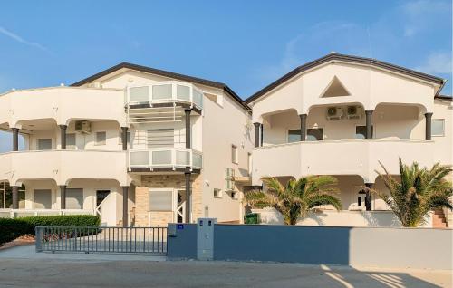 1 Bedroom Lovely Apartment In Vir