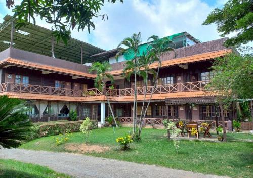 a building with a garden in front of it at สายชลวิว ริเวอร์แคว in Ban Wang Yen