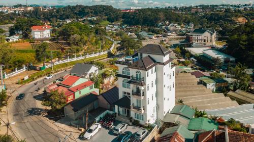 eine Luftaufnahme einer Stadt mit einem weißen Gebäude in der Unterkunft PINE VIEW Hotel Dalat in Da Lat