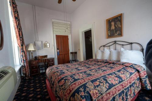 a hotel room with a bed in a room at Jackson House Hotel in Eureka