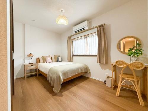 Wakyo Kujo 3 min walk from Kujo Station, 4 rooms for 8 people, Free parking, Balcony, Laundry and drying, Direct access to USJ, Namba and Kyocera Dome