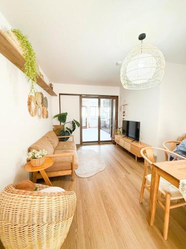 Wakyo Kujo 3 min walk from Kujo Station, 4 rooms for 8 people, Free parking, Balcony, Laundry and drying, Direct access to USJ, Namba and Kyocera Dome