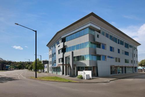 a large building on the corner of a street at Swiss-Belhotel Napier in Napier