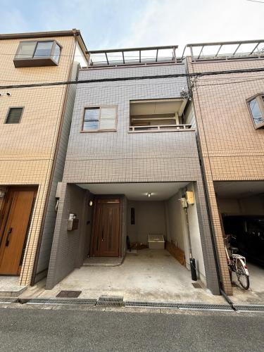 Wakyo Kujo 3 min walk from Kujo Station, 4 rooms for 8 people, Free parking, Balcony, Laundry and drying, Direct access to USJ, Namba and Kyocera Dome