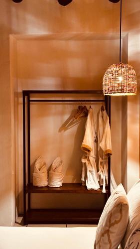 a room with a shelf with towels and a lamp at THIS IS COLOMBIA HOSTEL in San Gil