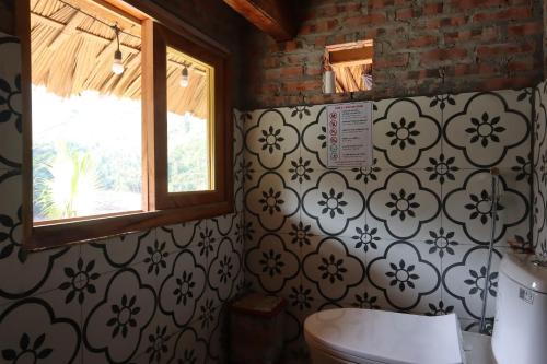 a bathroom with a toilet and a window at little Island in Na Lúng