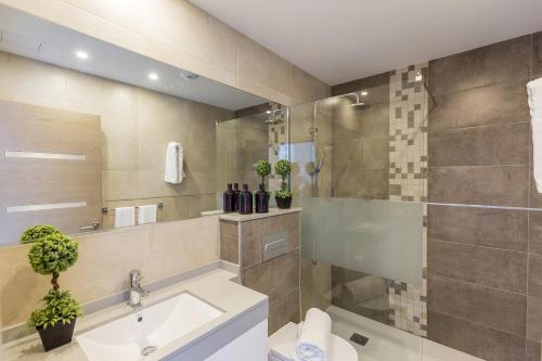 Ένα μπάνιο στο Arguineguín Bay Apartments