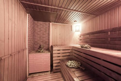 un sauna en bois avec bancs et ours en peluche dans l'établissement Apartments Hersones, à Sébastopol