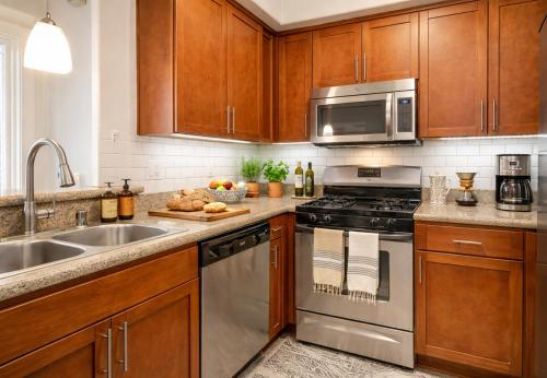 Modern 1 & 2 Bedroom Apartments Near Venice & MDR with Pool Gym & Cinema photo 47