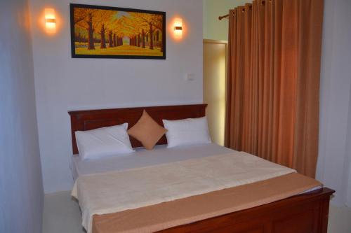 a bedroom with a bed and a picture on the wall at Horton Grand Boralanda in Haputale