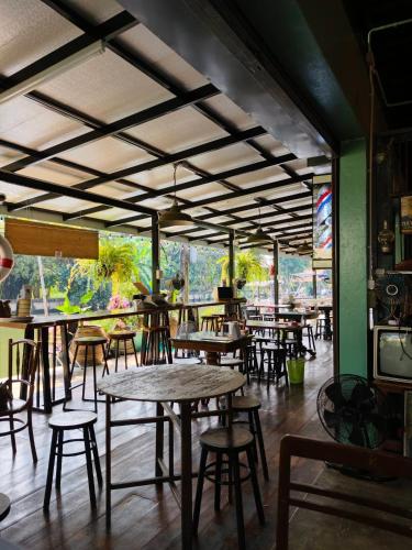 a restaurant with tables and chairs in a room at นำสมัย สุขใจ สนามชัย in Bangkok