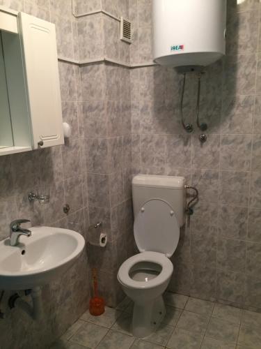 Ένα μπάνιο στο Apartments Avlijaš