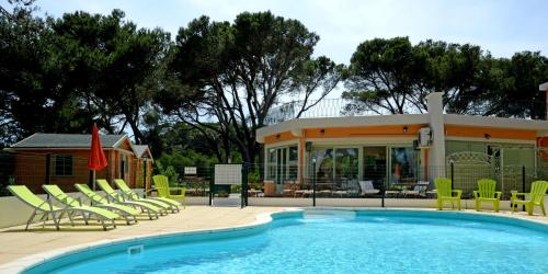 Bazén v ubytování Hotel Les Rocailles nebo v jeho okolí