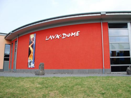 a red building with the words laws done on it at City Apartment Mendig in Mendig