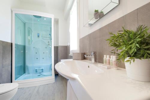 uma casa de banho com um lavatório branco e um chuveiro em Alehouse em Sorrento